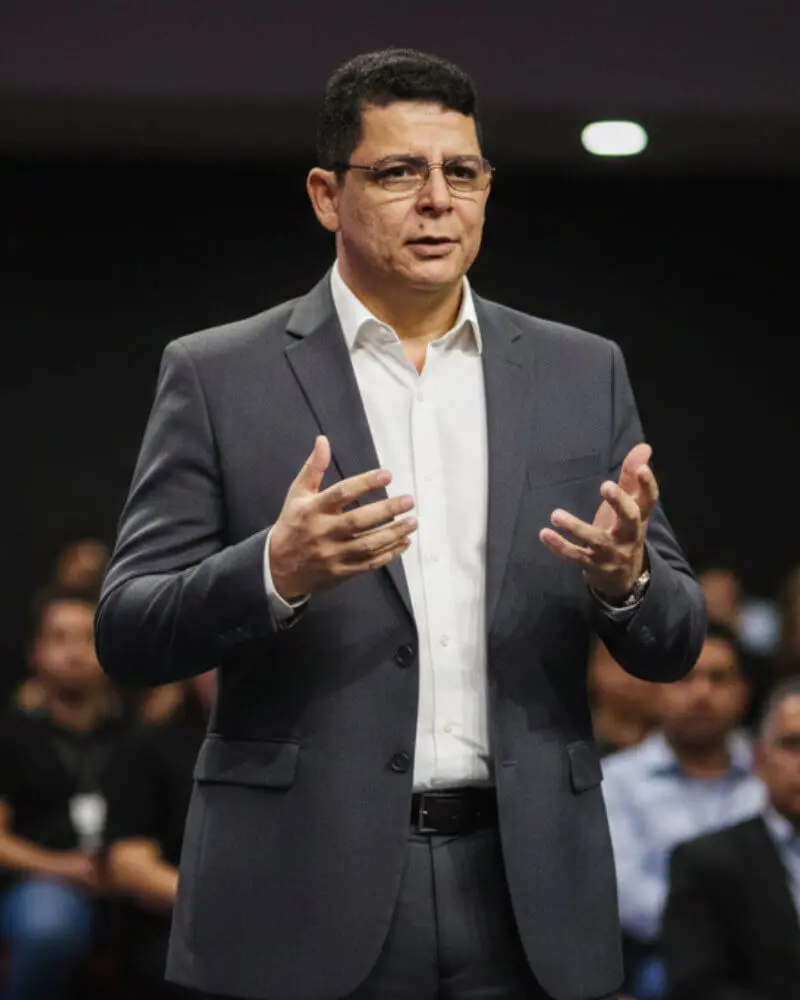 Cleodson Cunha dando palestra de oratória para grande público.